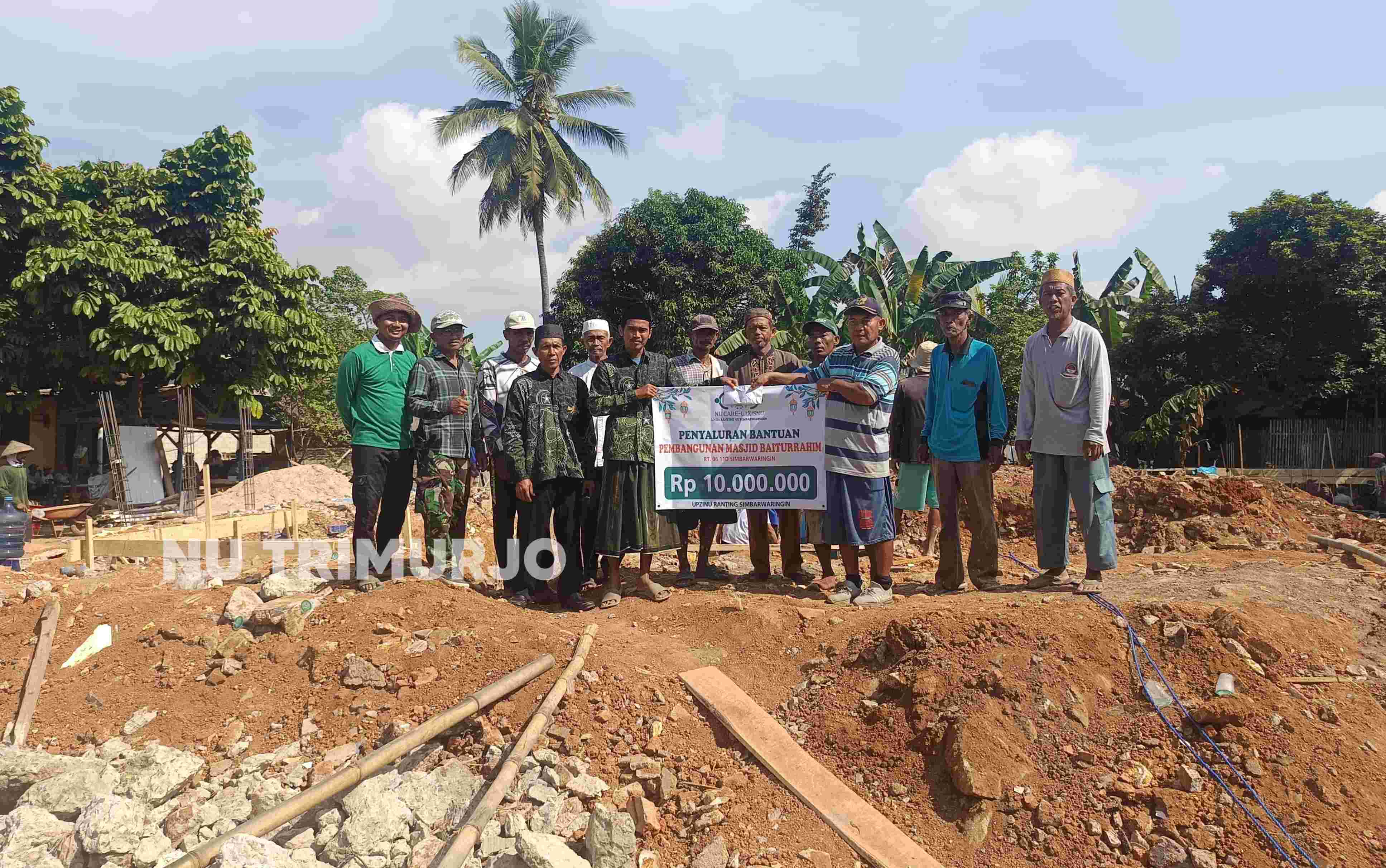 NU CARE UPZISNU Ranting Simbarwaringin Salurkan Bantuan Dana Rp. 10.000.000 Untuk Pembangunan Masjid Baiturrahim