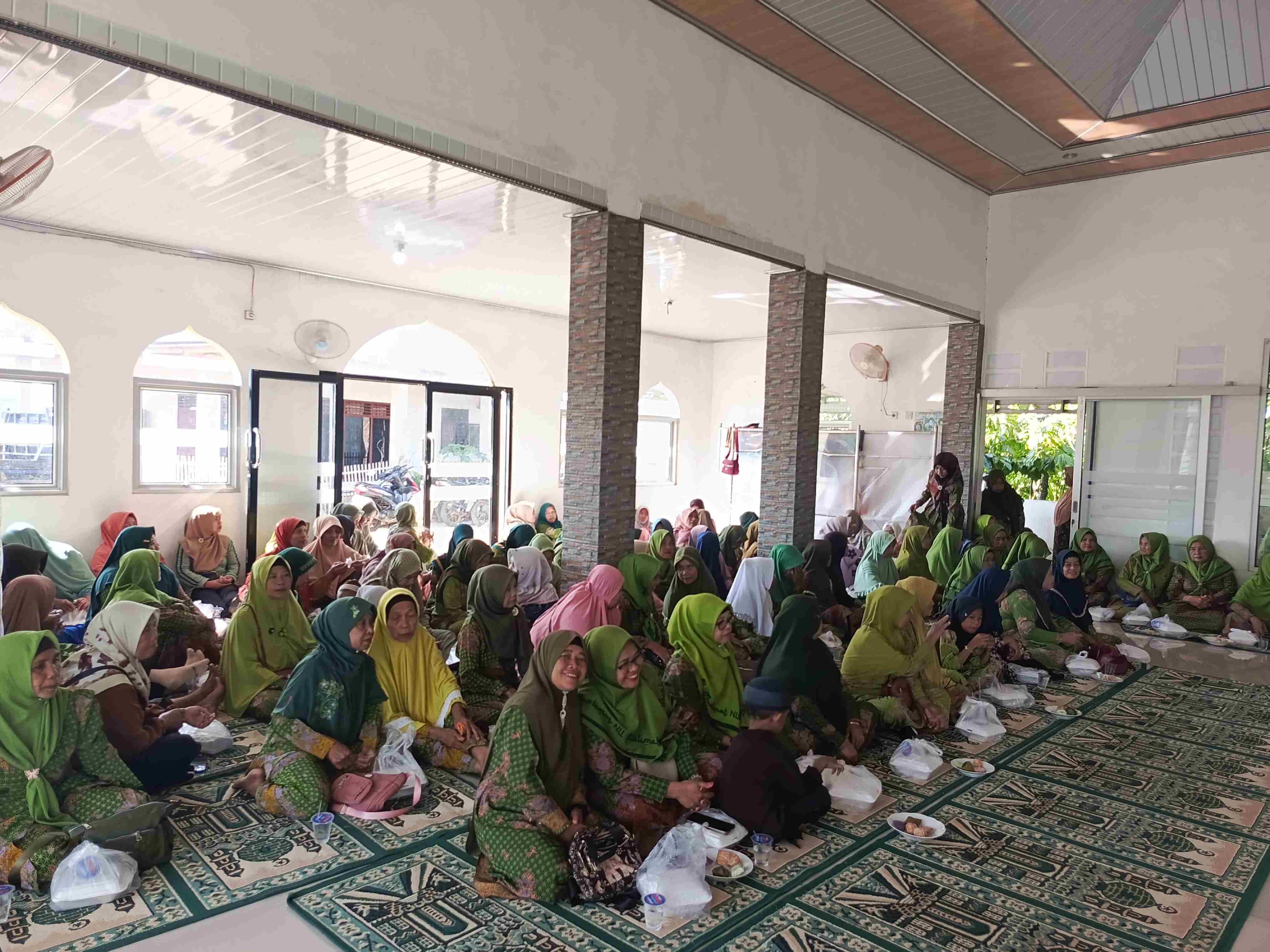 Muslimat NU Depokrejo ‎Perkuat Silaturahmi dan Keislaman di Masjid AlHidayah